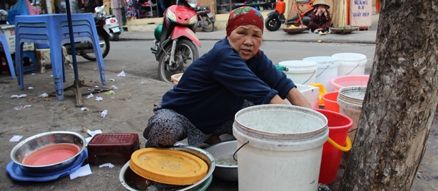 Scooterkjøring i Hanoi. Og verdens billigste øl.