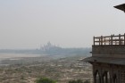 Utsikt fra Agra Fort. Vi kan skimte Taj Mahal i det fjerne.