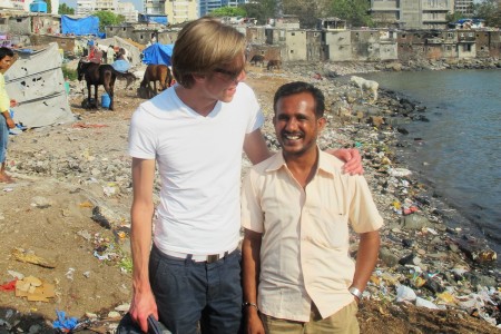 Lax og jeg langs sjøsiden av slummen