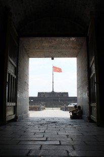 Flaggmonumentet sett fra festningen